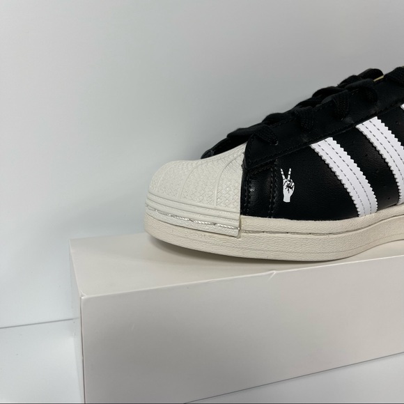 ADIDAS SUPERSTAR BIG KID EMPOWERING GRAPHICS BLACK WOMENS SHOES SIZE 6.5 WHITE N - Picture 6 of 10
